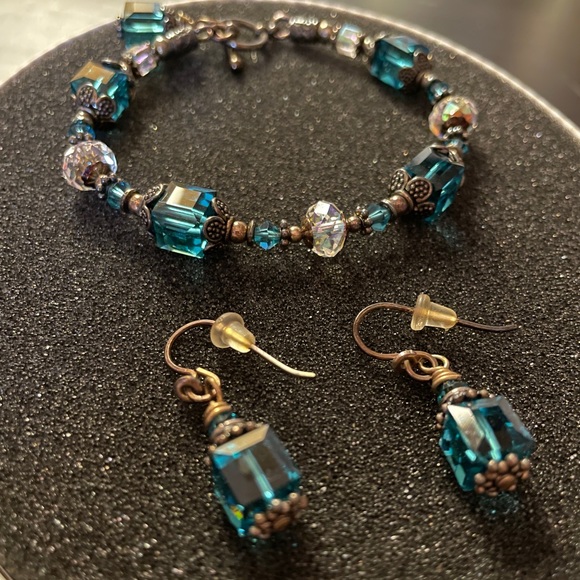 ❌SOLD❌ Turquoise Glass Beads Earrings and Bracelet Set - Picture 2 of 2